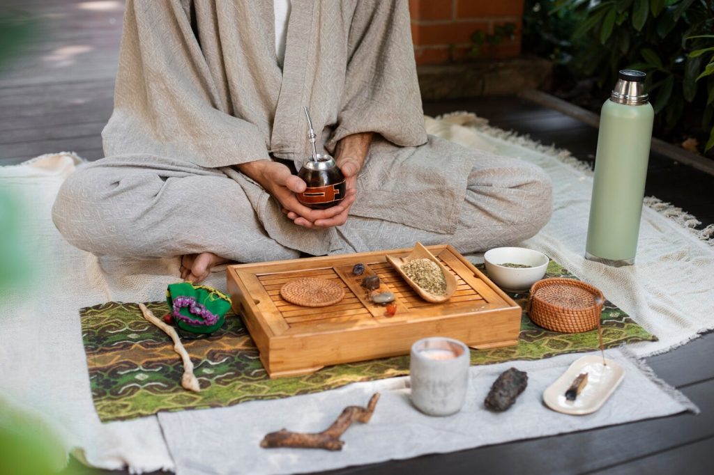 vista frontal hombre preparando yerba mate 23 2149860549.jpg